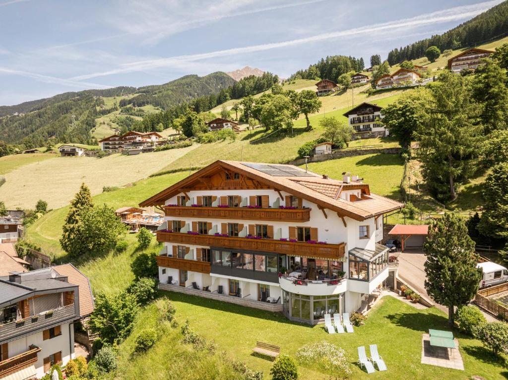Nespecifikovaný výhled na hory nebo výhled na hory při pohledu z hotelu