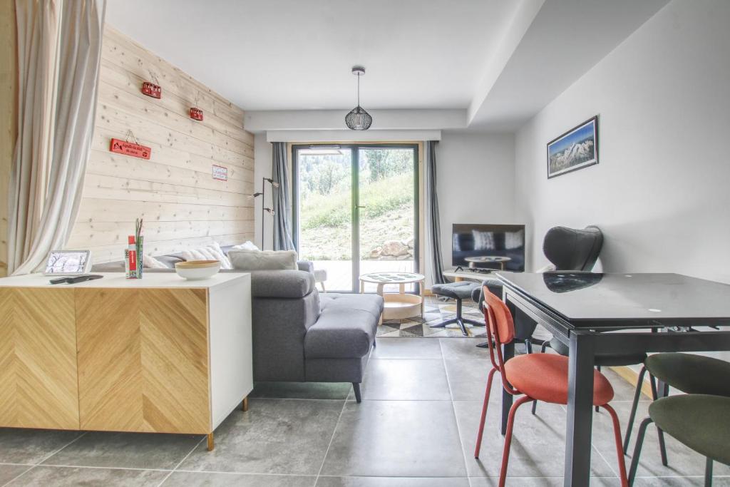 una cucina e un soggiorno con tavolo e sedie di Aiguille Verte Apartment a Les Houches