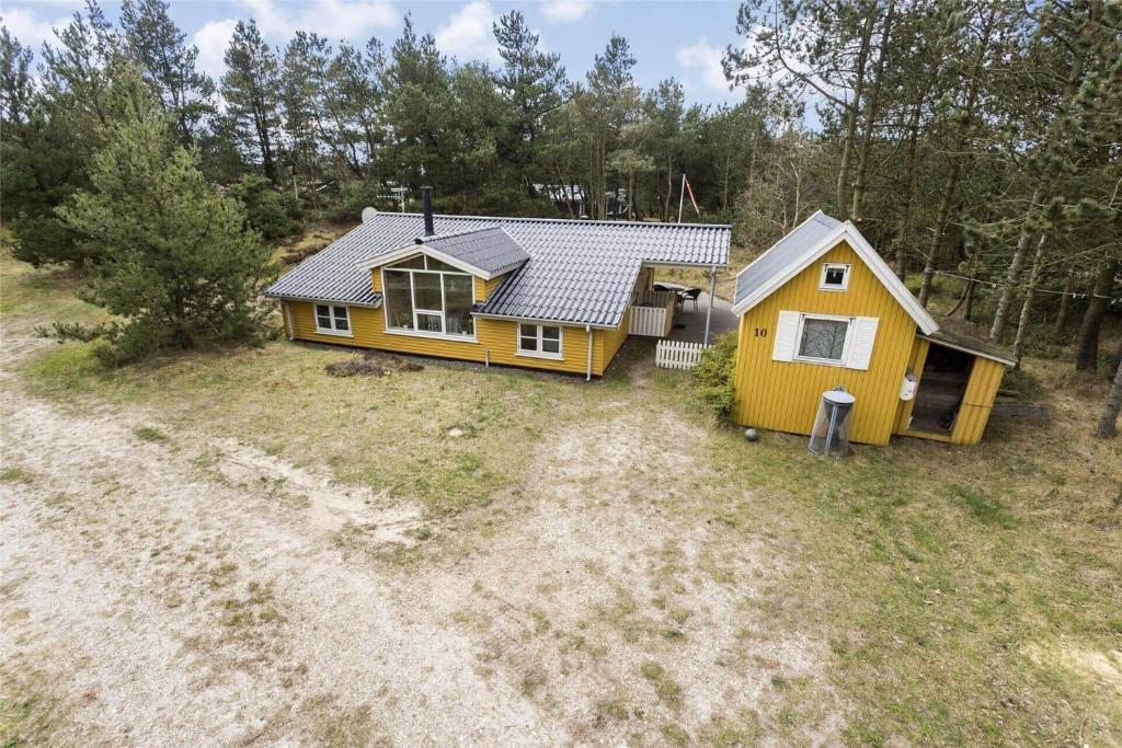 a small yellow house in the middle of a field at 710-Thisted-Klitrosevej-10 in Thisted