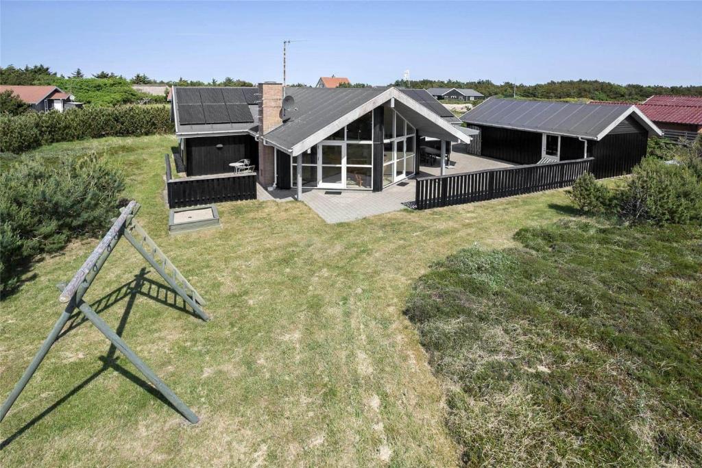 een huis met een zonnedak boven een tuin bij 969-Thisted-Klitstien-50 in Torsted