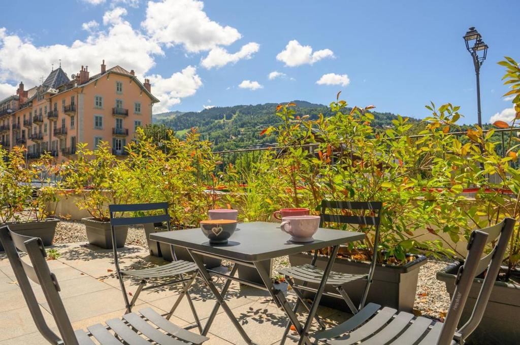 une table et des chaises sur une terrasse avec vue dans l'établissement Le Joly Mont, à Saint-Gervais-les-Bains