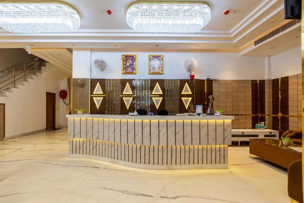 a lobby with a bar in the middle at Hotel Guru Preet - 02Mins from New Delhi Railway Station & Connaught Place in New Delhi