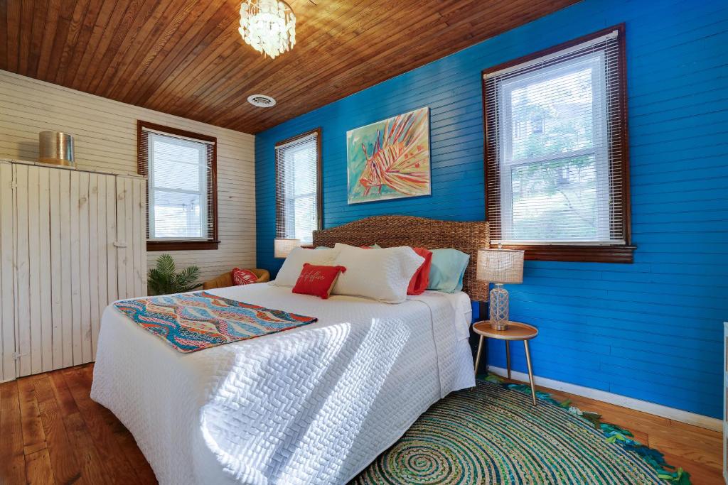 Schlafzimmer mit blauen Wänden und einem Bett in einem Zimmer in der Unterkunft Heart's Desire, a Cottage With Stunning Lake Views in Effort