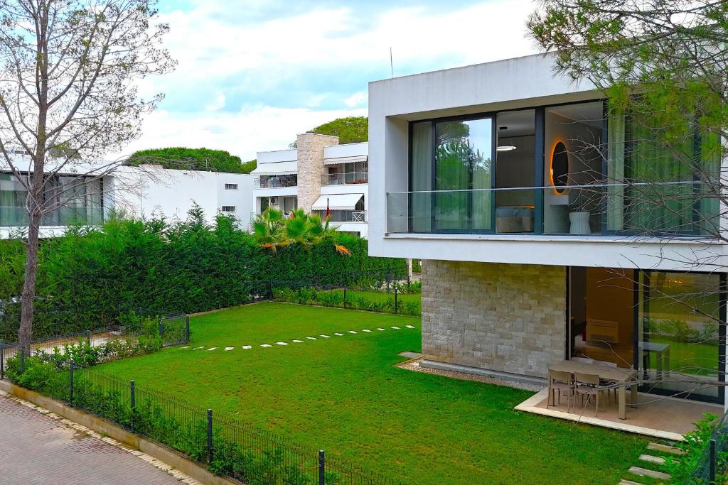 O grădină în afara Villa Gardenia 2