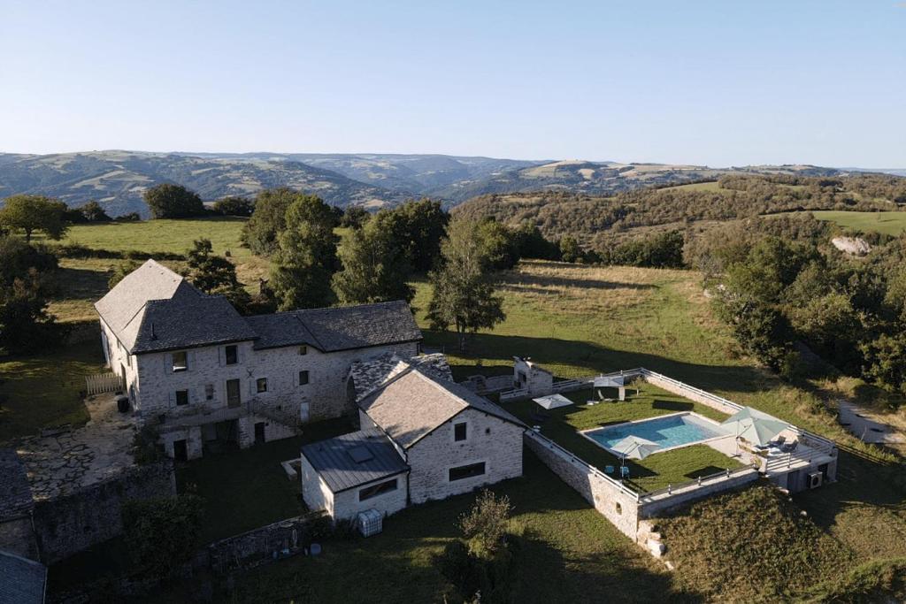 an aerial view of a house with a swimming pool at Le domaine de verteilhac la grange demile in Banassac