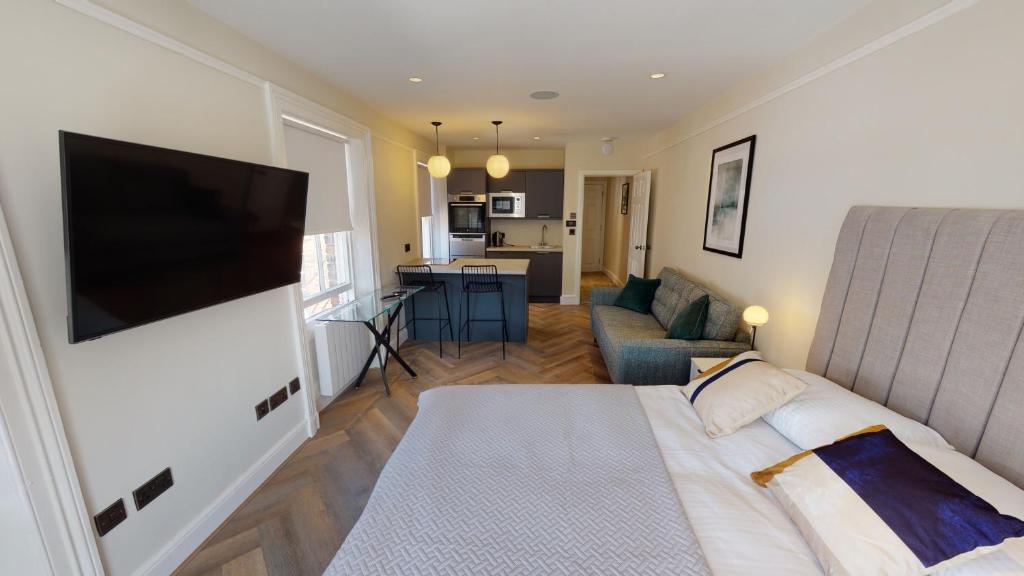 Et tv og/eller underholdning på Cathedral Views Heart of City Communal Laundry