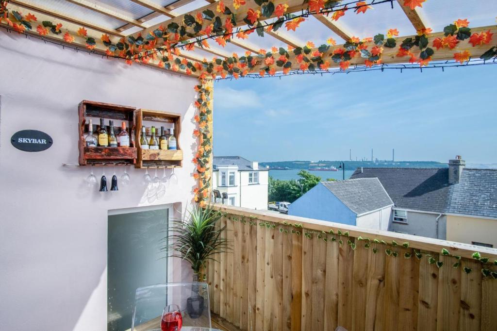 En balkon eller terrasse på Skyfall - 2 Bedroom Apartment - Milford Haven