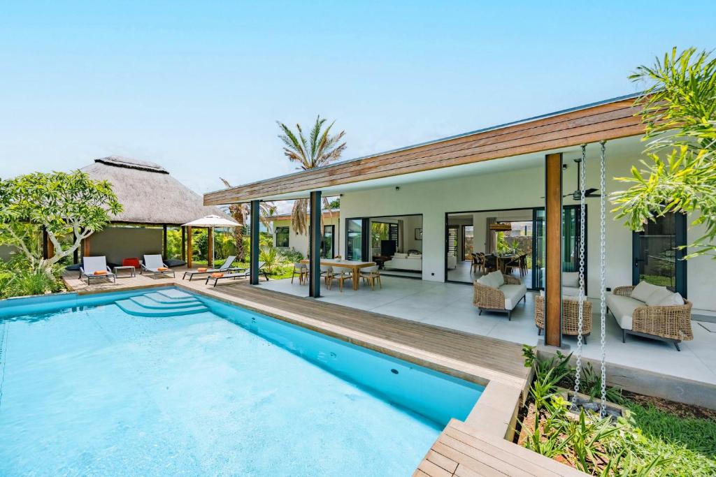 una imagen de una villa con piscina en Eko Savannah by MJ Holidays, en Tamarin