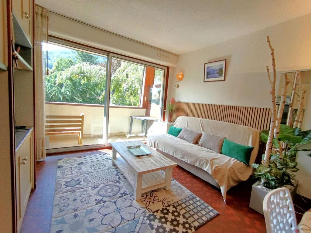 un salon avec un canapé et une table dans l'établissement Studio Confort 4 Personnes avec Balcon, Parking et Casier à Ski - Saint-Lary-Soulan - FR-1-457-305, à Saint-Lary-Soulan