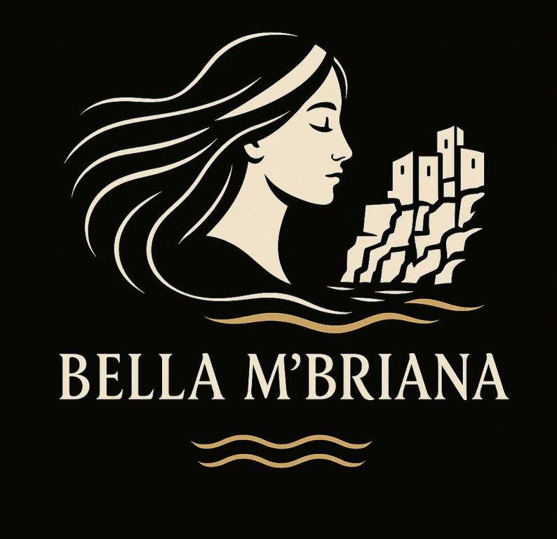 Una mujer con cabello largo y un barco en el agua. en Bella M'briana, en Polignano a Mare