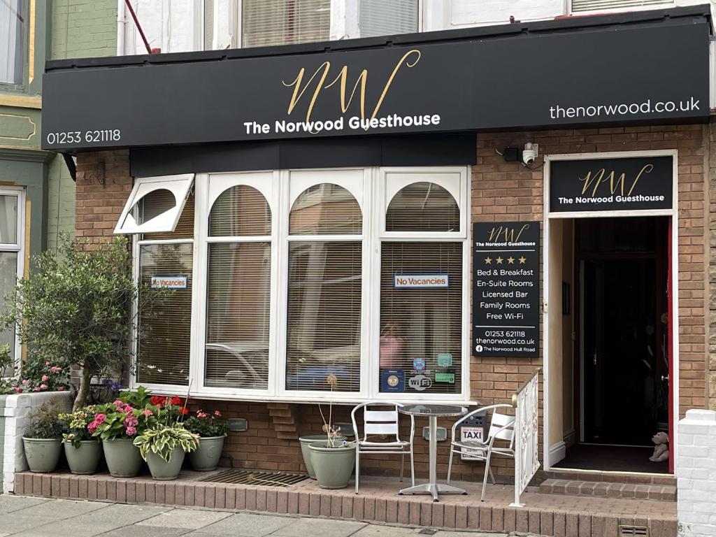 Un escaparate de un restaurante coreano con plantas. en The Norwood, en Blackpool