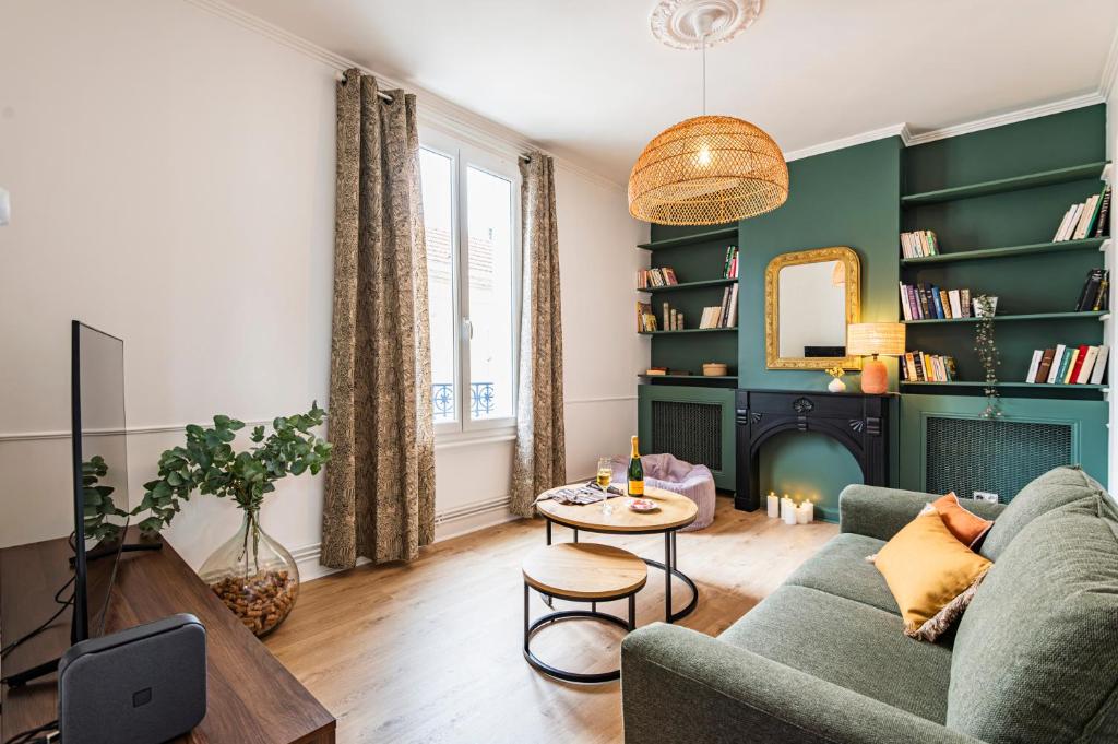 un salon avec un canapé et une table dans l'établissement La Fine Bulle, Appartement de Charme au cœur de Reims, à Reims