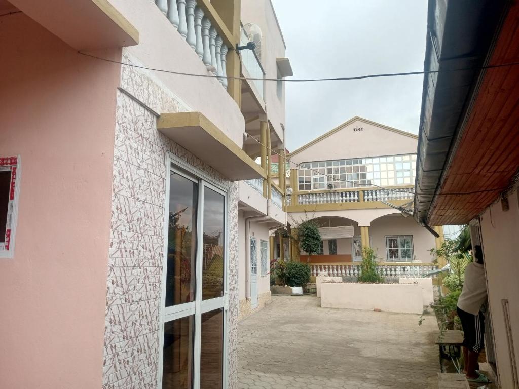 Blick auf den Innenhof eines Hauses in der Unterkunft Rem Hotel in Fianarantsoa