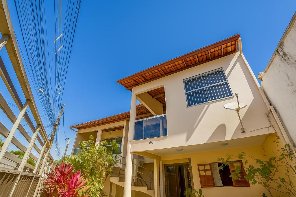 a house in the middle of two buildings at Apartamento charmoso 3/4 in Ilhéus
