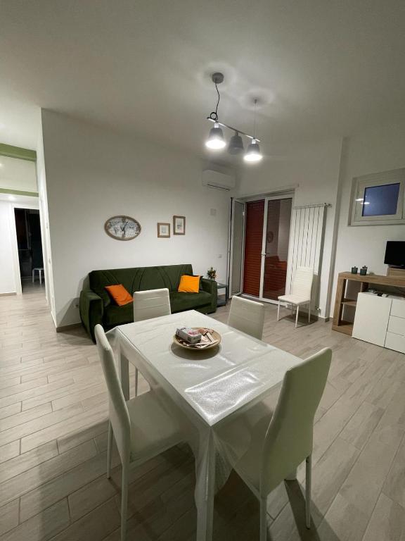 a living room with a white table and chairs at Alloggio Turistico Mare Verde Gaeta in Gaeta