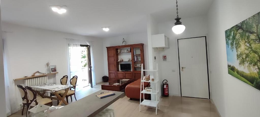 a living room with a table and a dining room at La casa di Francesca in Tradate