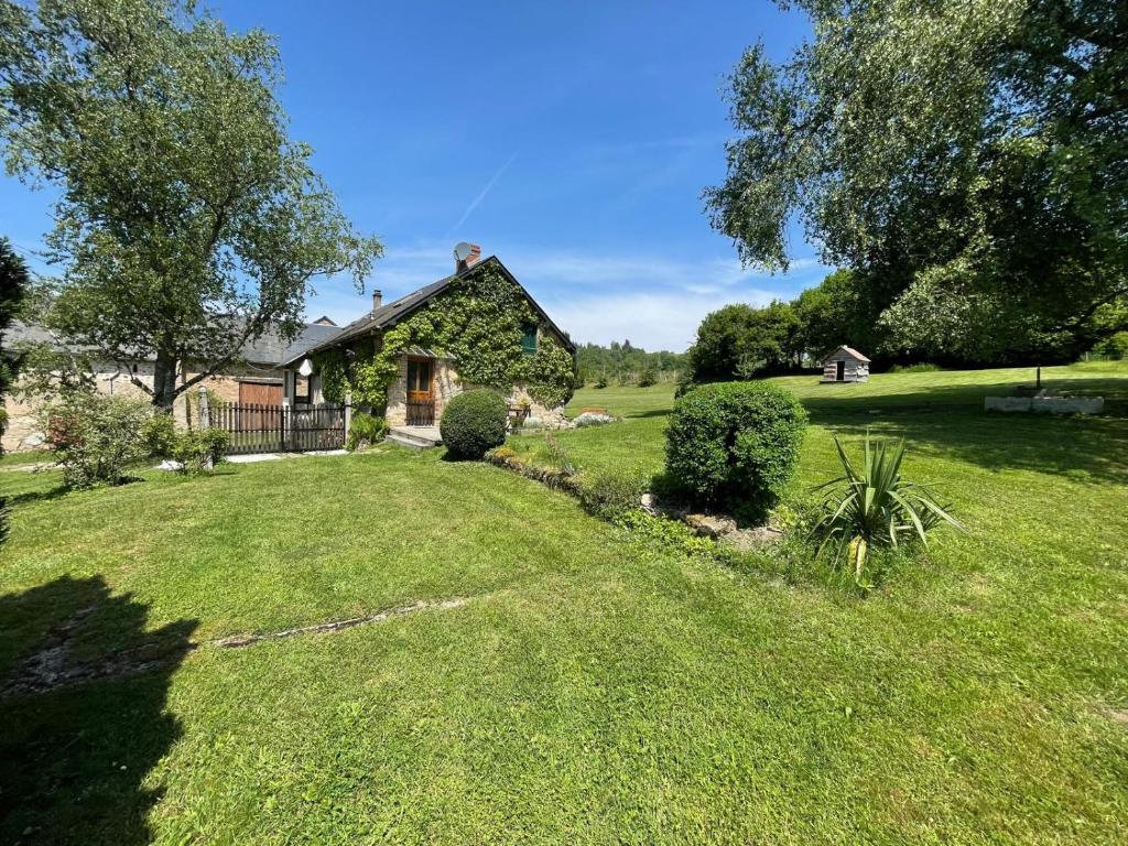 a house in a field with a yard at Maison Bleue in Lavault-de-Frétoy