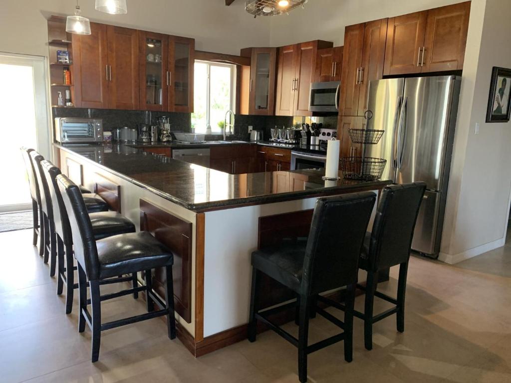 Nazarethにある9 Bedrooms at Villa Sharazadのキッチン(ブラックバースツール付きの大きな島付)