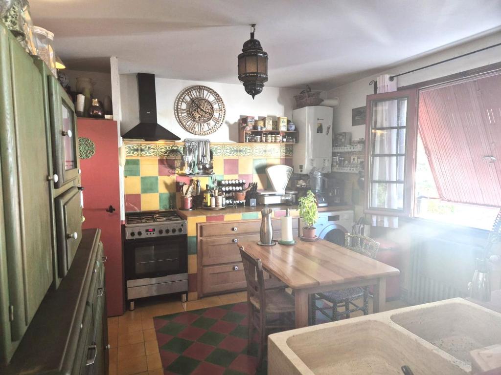 a kitchen with a table and a stove and a table sidx sidx sidx at Chambre paisible proche calanques et centre La Ciotat in La Ciotat