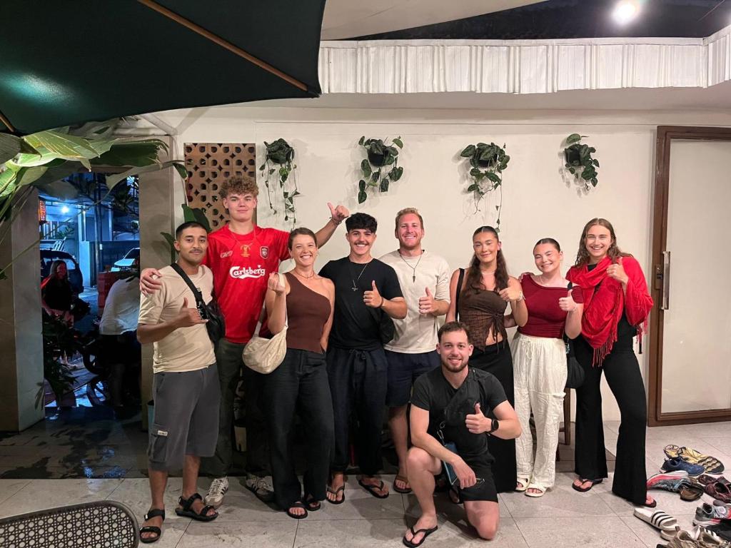 Eine Gruppe von Personen, die für ein Bild posieren in der Unterkunft Buton Backpacker Lodge in Bandung