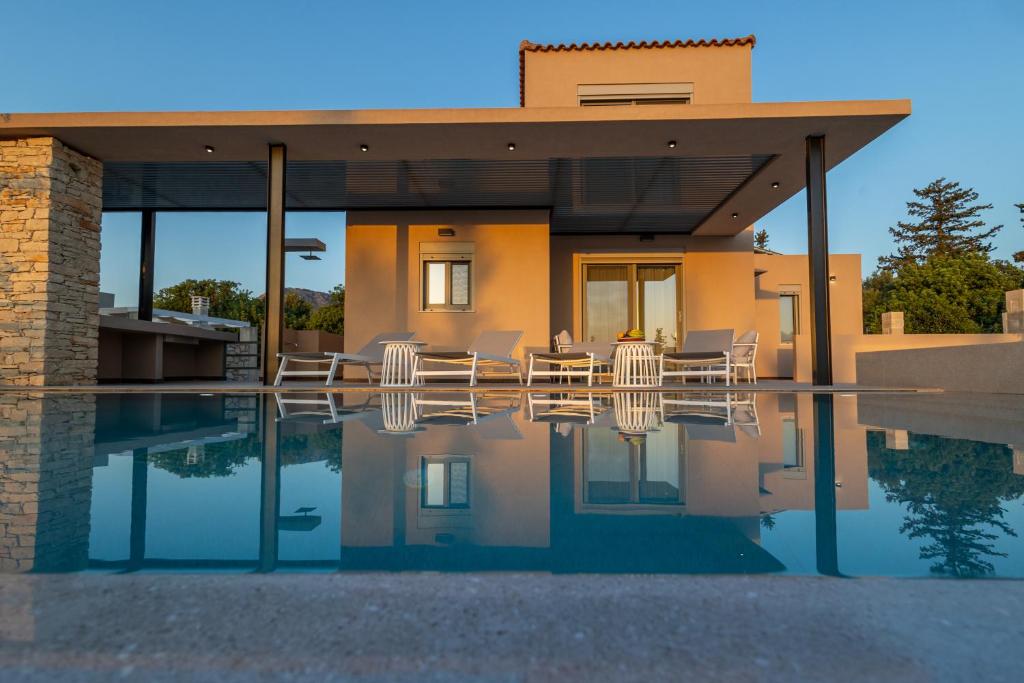 una casa con piscina delante de ella en Villa Melia, en Koprána