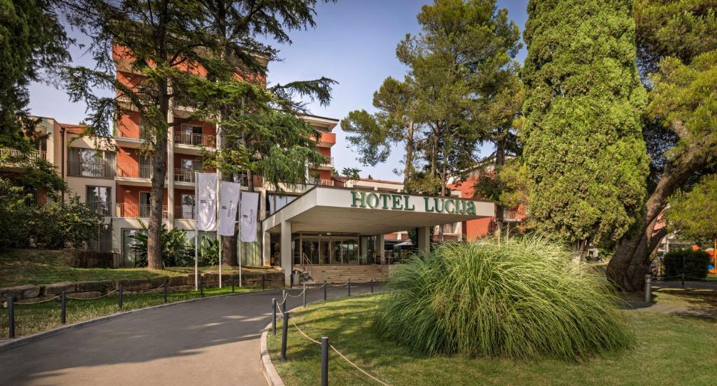 ein Gebäude mit einem Schild, das die Hotelunion liest in der Unterkunft Remisens Hotel LUCIJA in Portorož