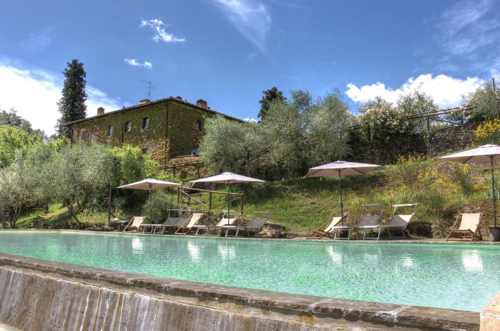 basen z krzesłami i parasolami w obiekcie Agriturismo Casavecchia w mieście Figline Valdarno