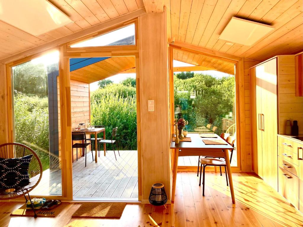 a screened in porch of a house with a table and chairs at 208 Gemütliches Tiny House mit Blick ins Grüne in Bleckede