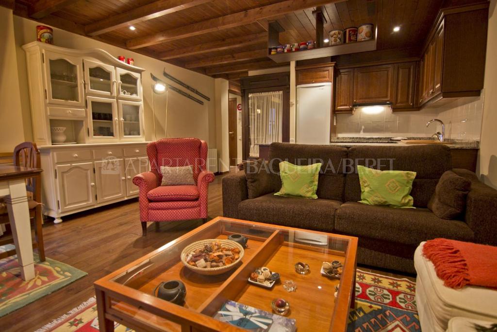 a living room with a couch and a table at Apartarent 1500 - Apartamento Gamo in Baqueira-Beret