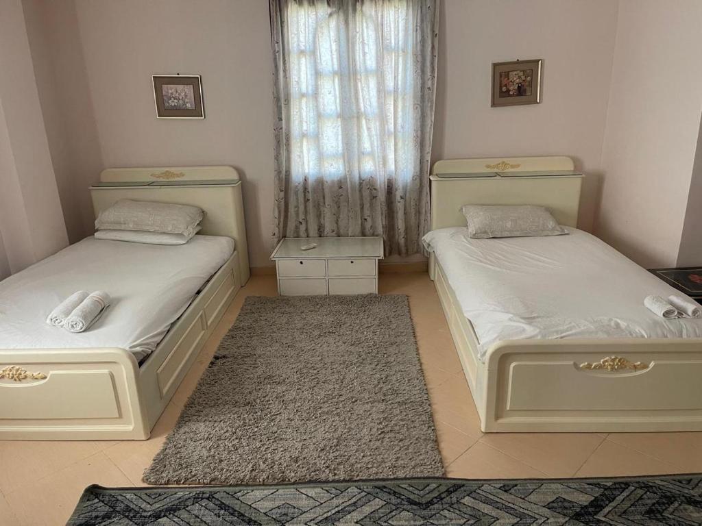 Postel nebo postele na pokoji v ubytování Whole floor in Villa with access to garden and BBQ