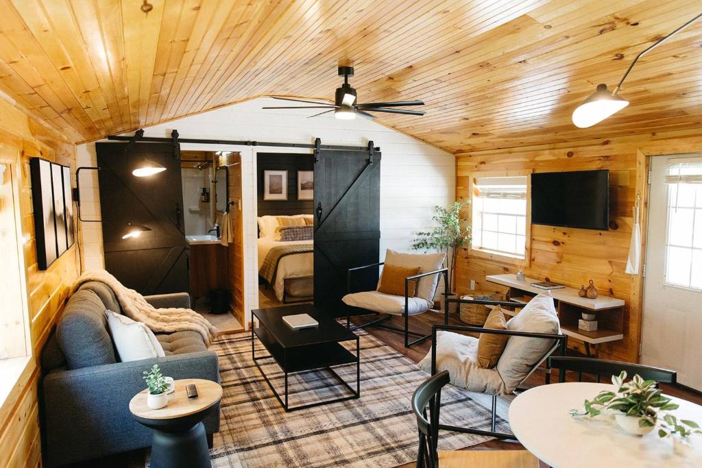Χώρος καθιστικού στο "Boone's Bluff" - Humble & Cozy Stay in RRG/Auxier