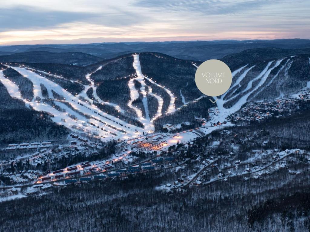 Luftaufnahme eines Skigebiets in den Bergen in der Unterkunft Volume Nord - Loft de montagne in Stoneham