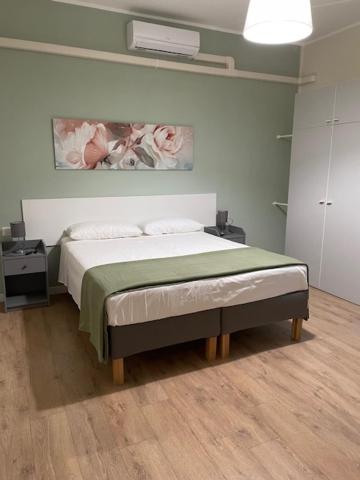 sypialnia z łóżkiem w pokoju w obiekcie Il Mughetto w mieście Lecco
