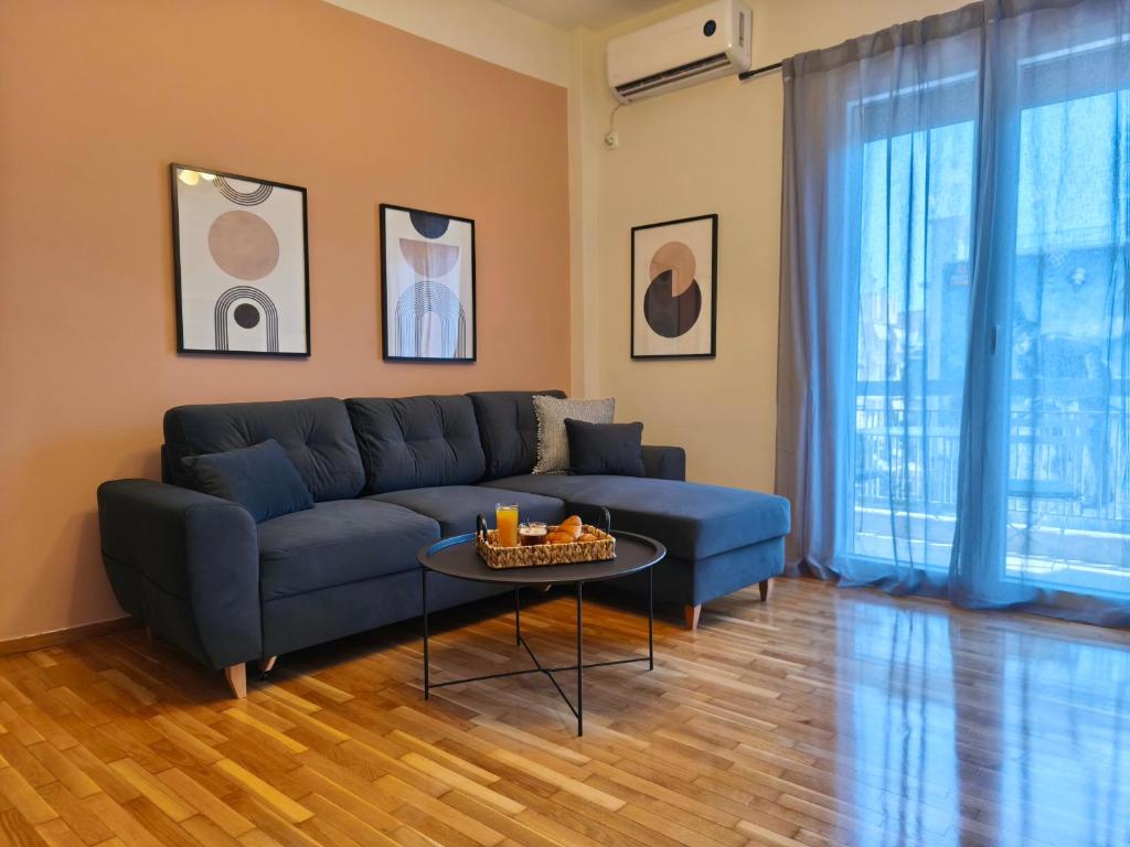 Cosy apartment next to Larissa station 1Gbps & Balcony