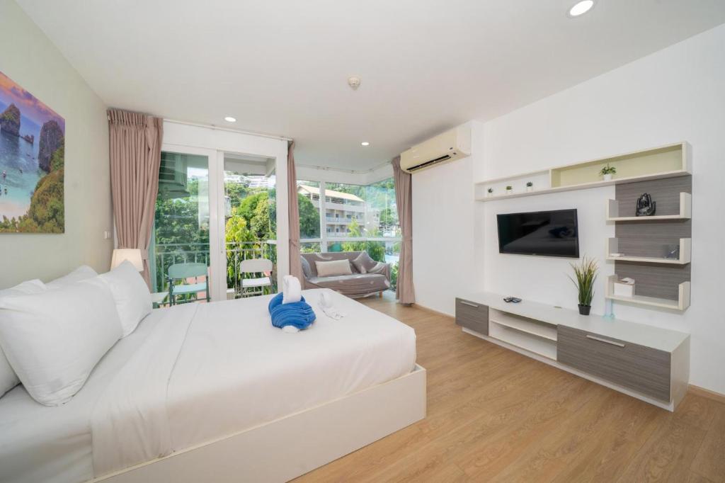 Μια τηλεόραση ή/και κέντρο ψυχαγωγίας στο Mountain view apartment near Kata beach