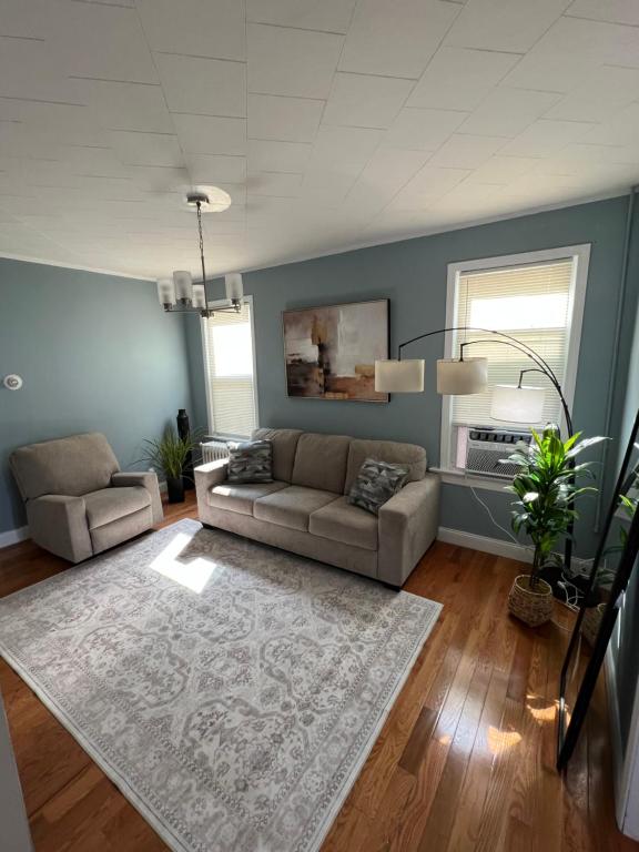 a living room with a couch and a rug at Apartamento acogedor in Jersey City