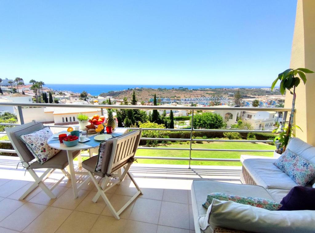 een terras met een tafel en stoelen op een balkon bij AlbufeiraOrada II by Be Cherish in Páteo