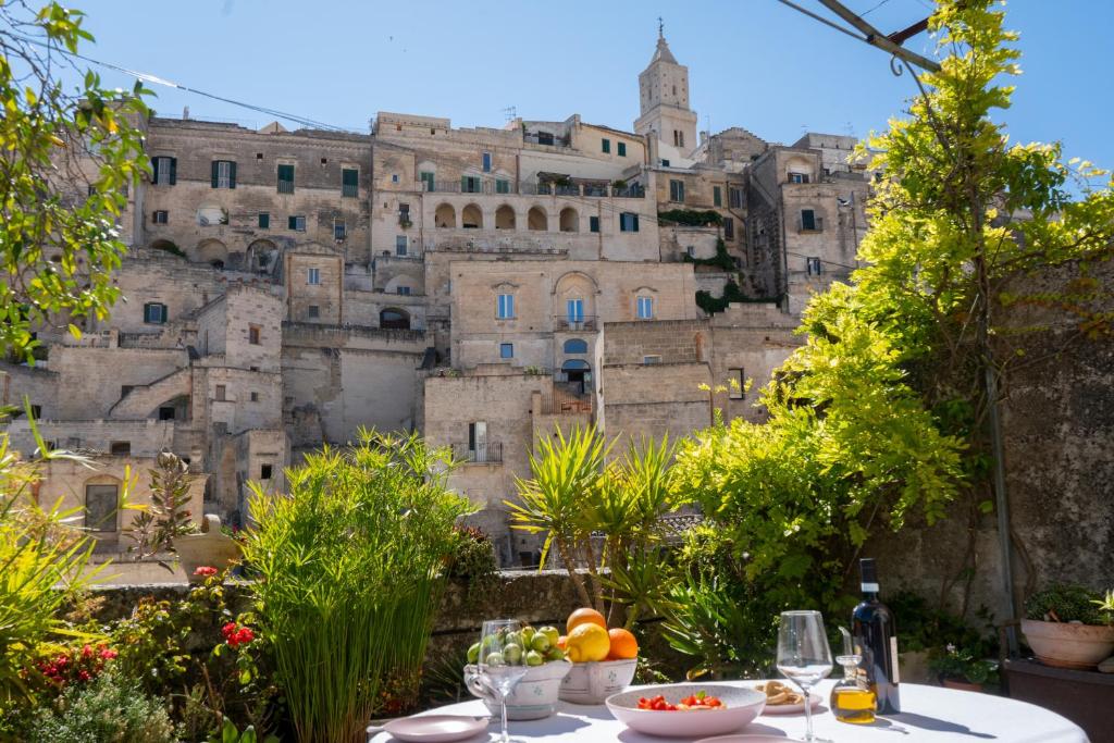 a table with a bowl of fruit in front of a castle at Da Ida - In Lak' Ech in Matera