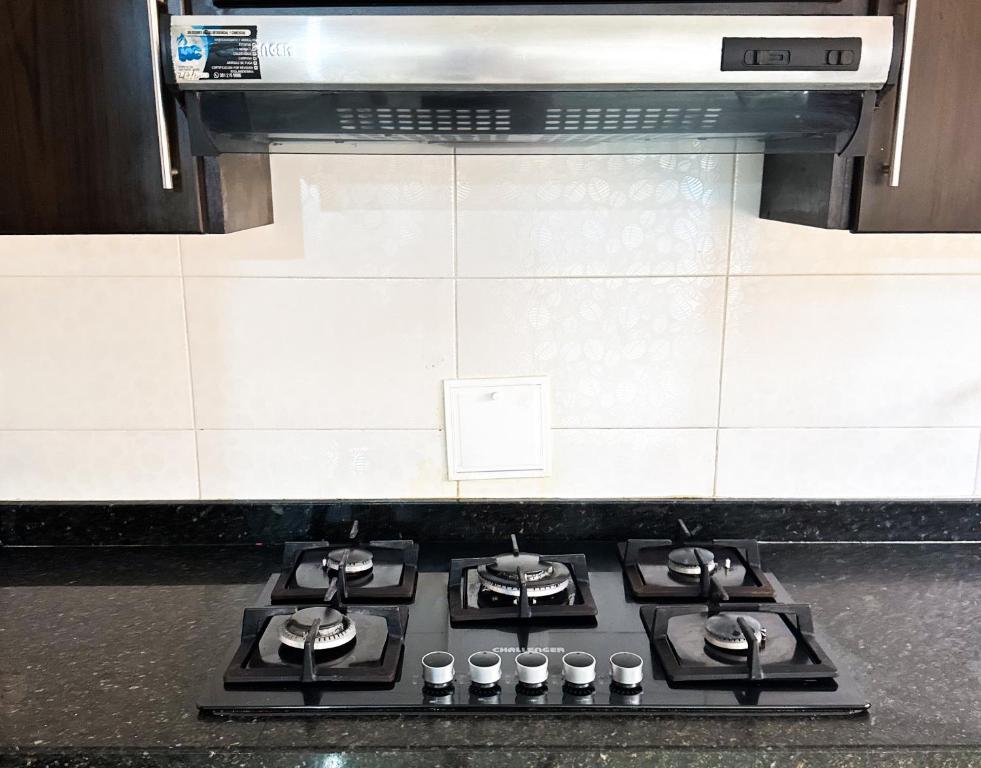 a stove top in the middle of a kitchen at Casa Encanto Para Grupos y Familias in Bucaramanga