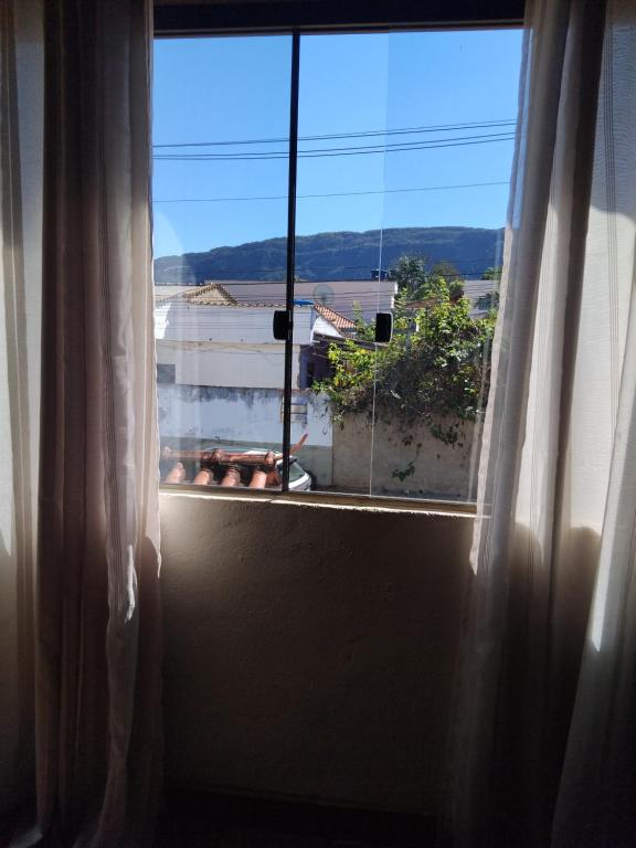 a window with a view of a building at casa da meg in Tiradentes