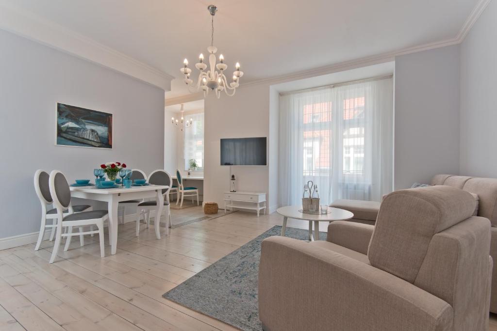salon z kanapą i stołem w obiekcie Imperial Apartments - Galeria w mieście Sopot