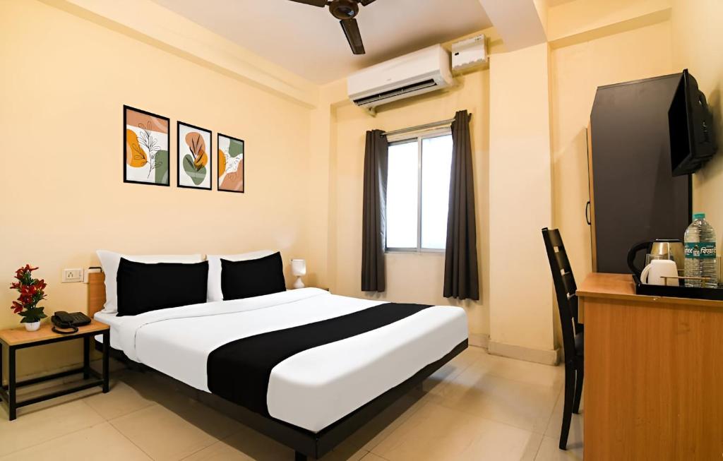 una habitación de hotel con una cama y un televisor en Hotel O Profulla Devi Guest House, en Jojera