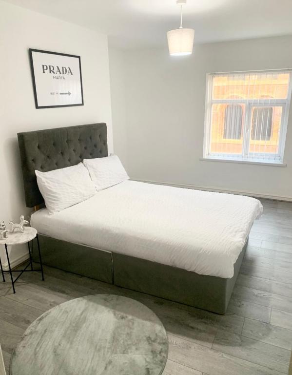 Ένα ή περισσότερα κρεβάτια σε δωμάτιο στο Stylish City Getaway Apartment