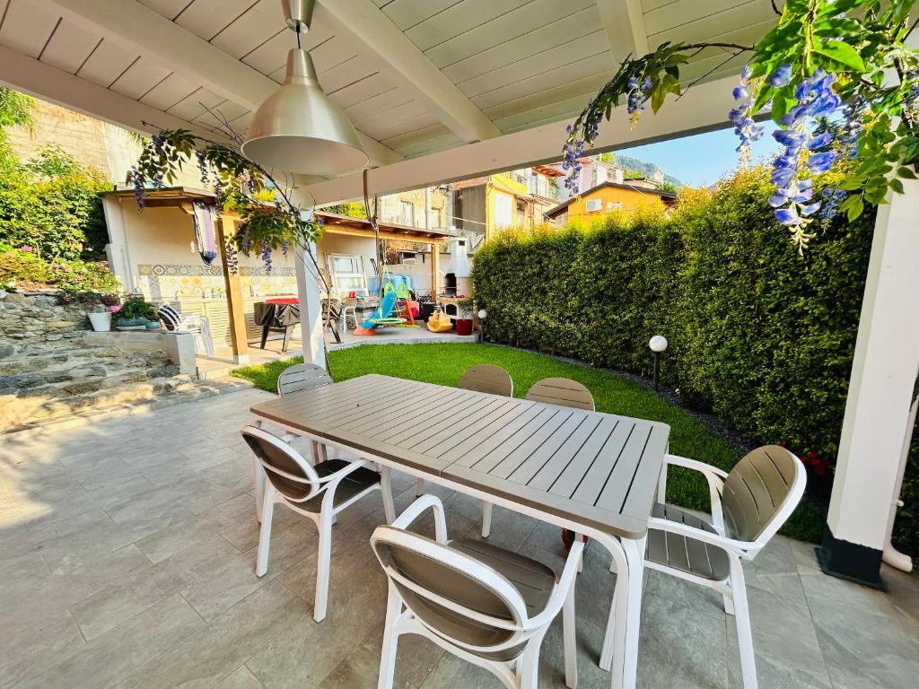 een houten tafel en stoelen op een terras bij Casa Tramonto in Palmi