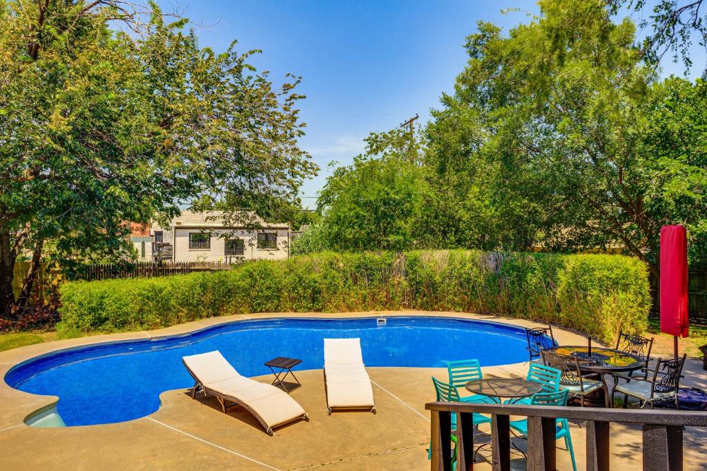 una piscina con sillas y una mesa junto a ella en 3 Mi to Dtwn OKC Pet-Friendly Paseo Gem!, en Oklahoma City