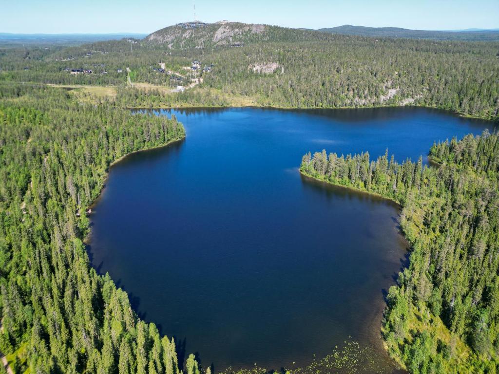 ルカにあるKotokuusi 4 - Ulkoilijoiden suosikkikohde, sisältää siivouksen ja Wifinの森の湖空