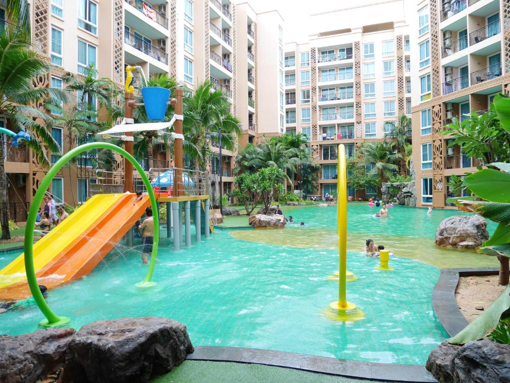 een waterpark met een glijbaan en mensen in het water bij Atlatis condo 2 bedroom in Jomtien Beach