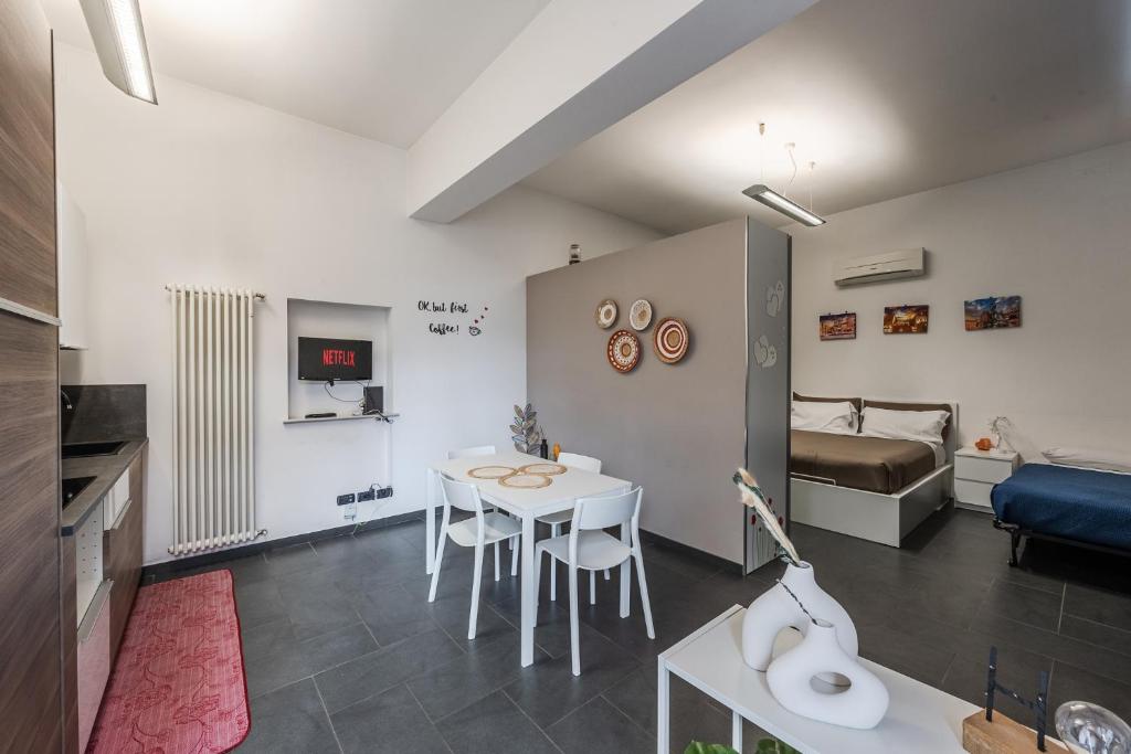ボローニャにある*Love'n fly apartament * Airport- Ducatiのテーブルとベッドのあるリビングルーム