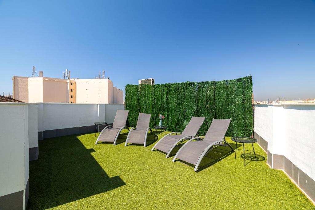 eine Sitzgruppe auf einem Dach in der Unterkunft Holidays2Malaga Suites in Málaga