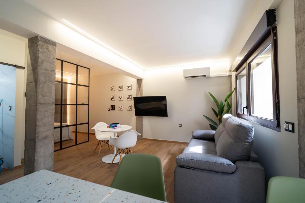 a living room with a couch and a table at Apartamento Vermú in Guadix